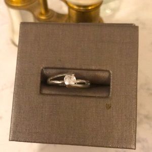 🎉 5 for $25.00 silver ring with simulated diamond
Size 6 👗